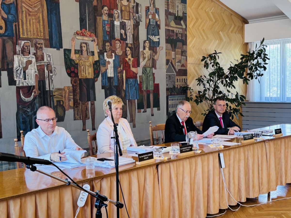 Zárszámadás, éjszakai nyitva tartás az ülésen