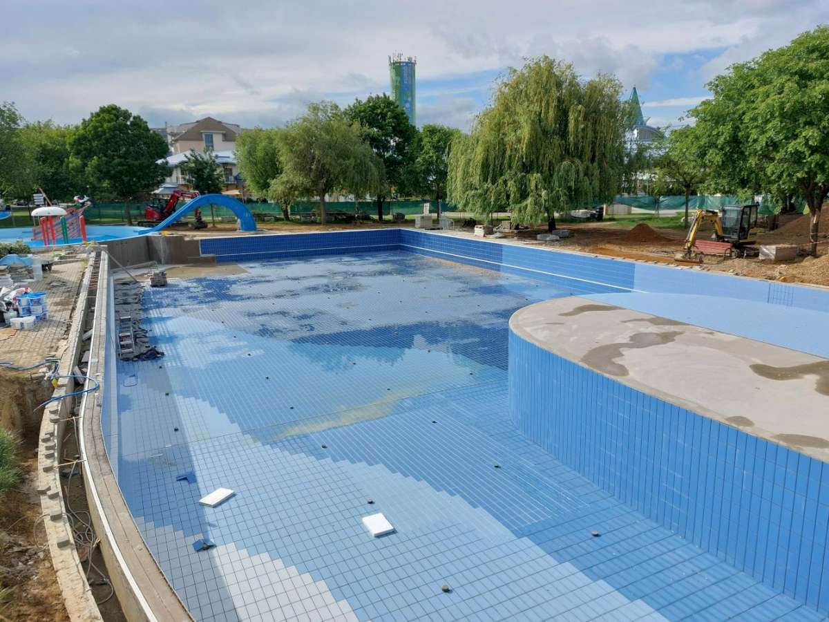 Hamarosan befejezik a strandmedence burkolását