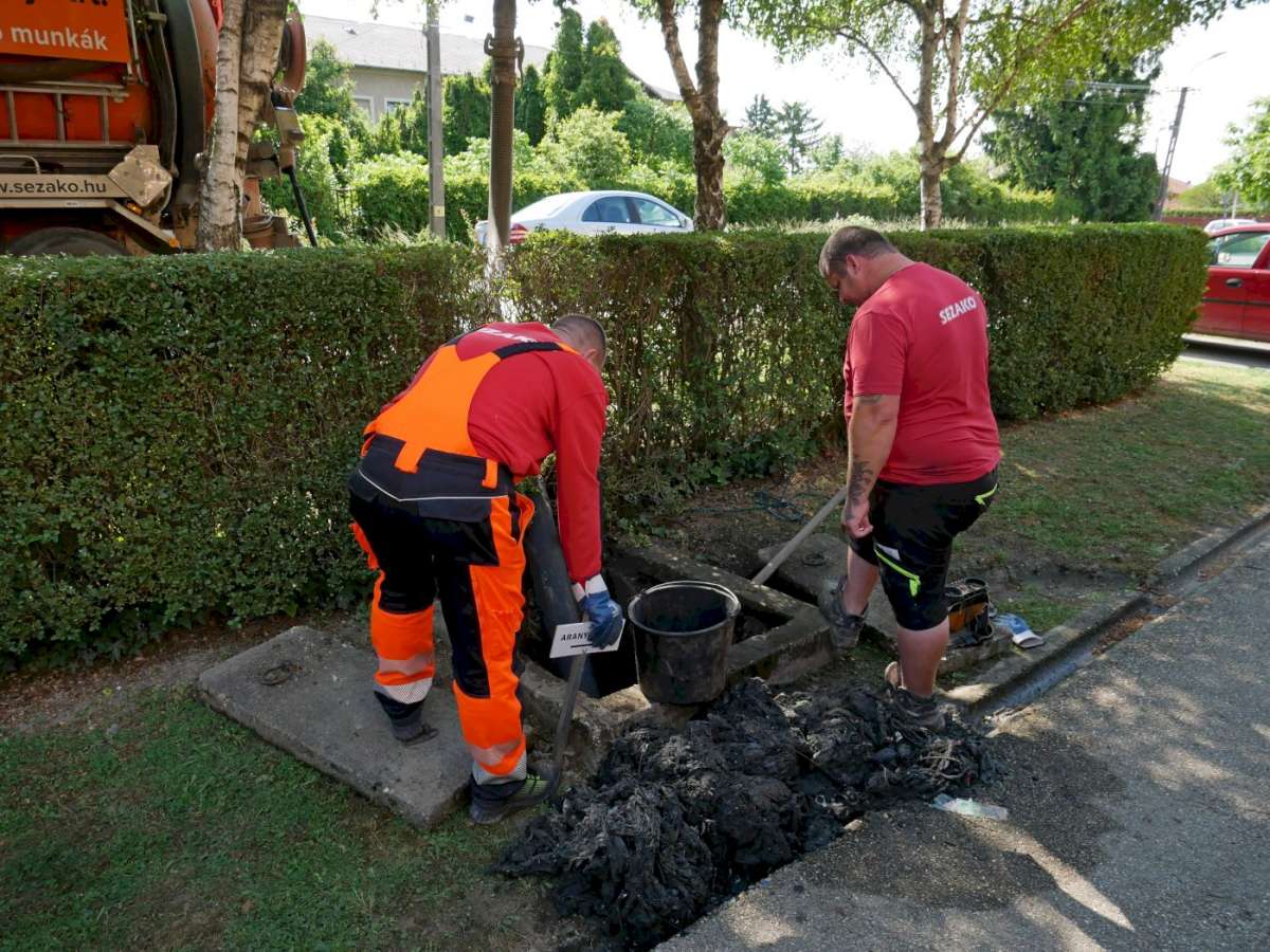 Kitisztították a csapadékcsatornát a Szatmár utca egy szakaszán