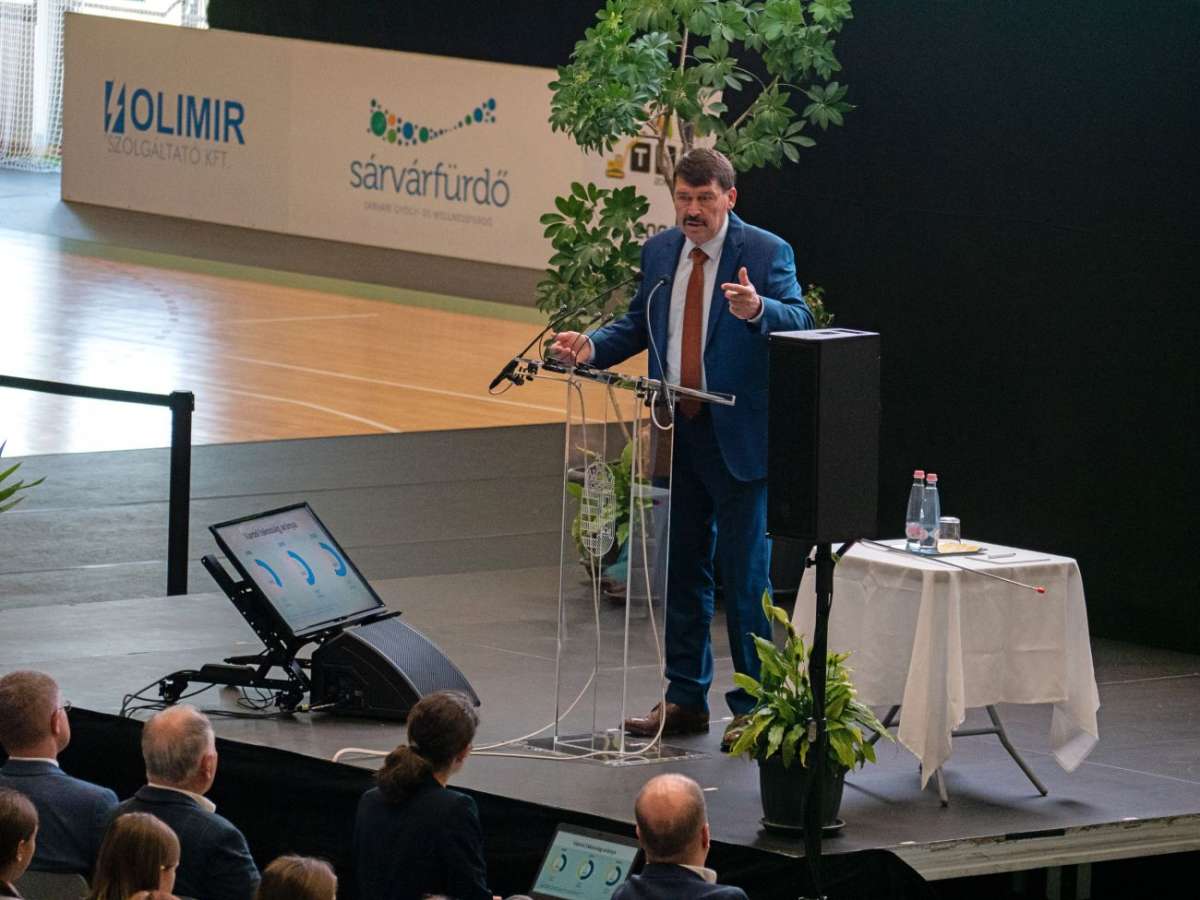 Klímaelőadást tartott Sárváron Áder János