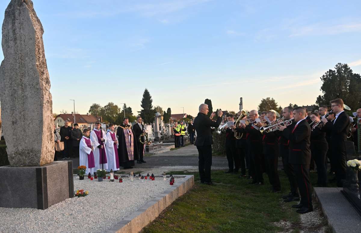 Együtt emlékezett az önkormányzat, a katolikus egyház és a koncertfúvószenekar