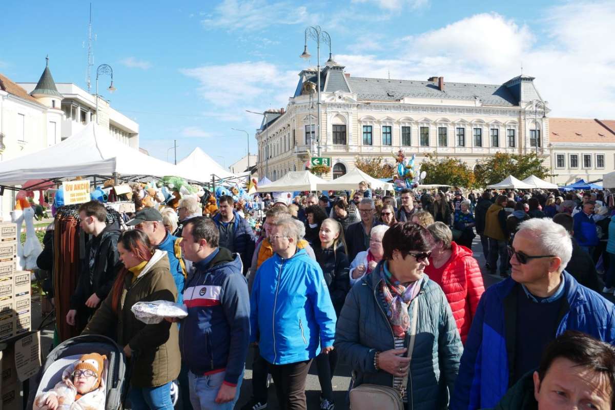 Vásári portékák, ízek, illatok, muzsikaszó töltötte meg a belváros utcáit