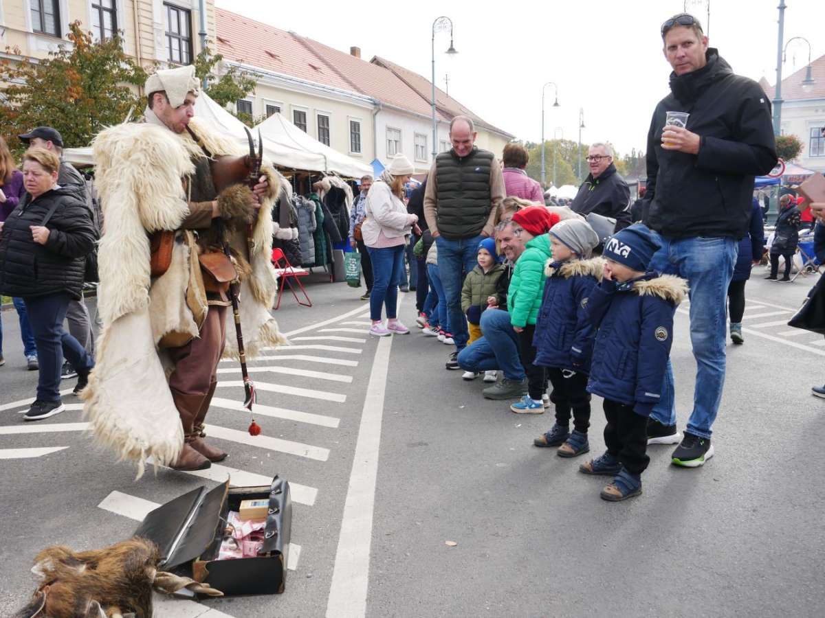 Vásári portékák, ízek, illatok, muzsikaszó töltötte meg a belváros utcáit