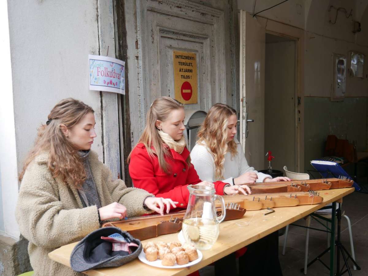 Vásári portékák, ízek, illatok, muzsikaszó töltötte meg a belváros utcáit