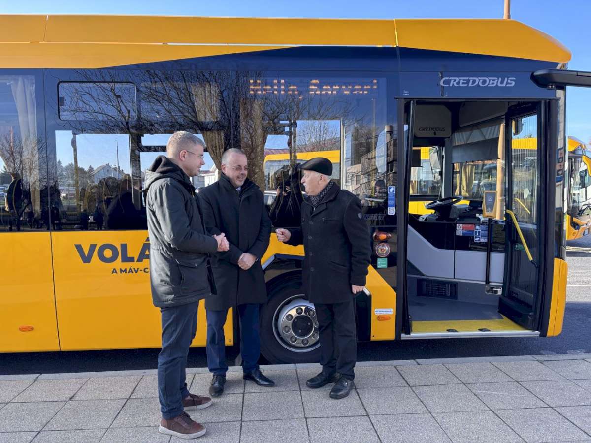 Ágh Péter, Kovács Attila és Kondora István az egyik új busz előtt