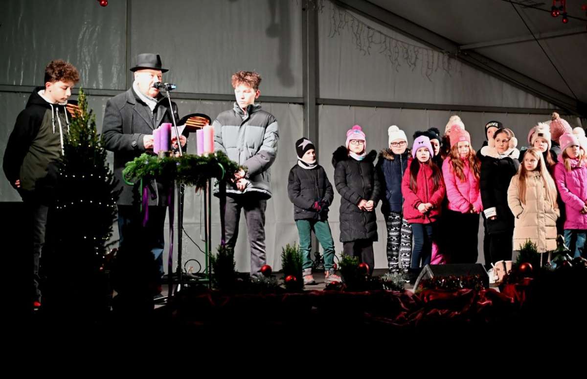 Fellobbant a negyedik adventi gyertyaláng