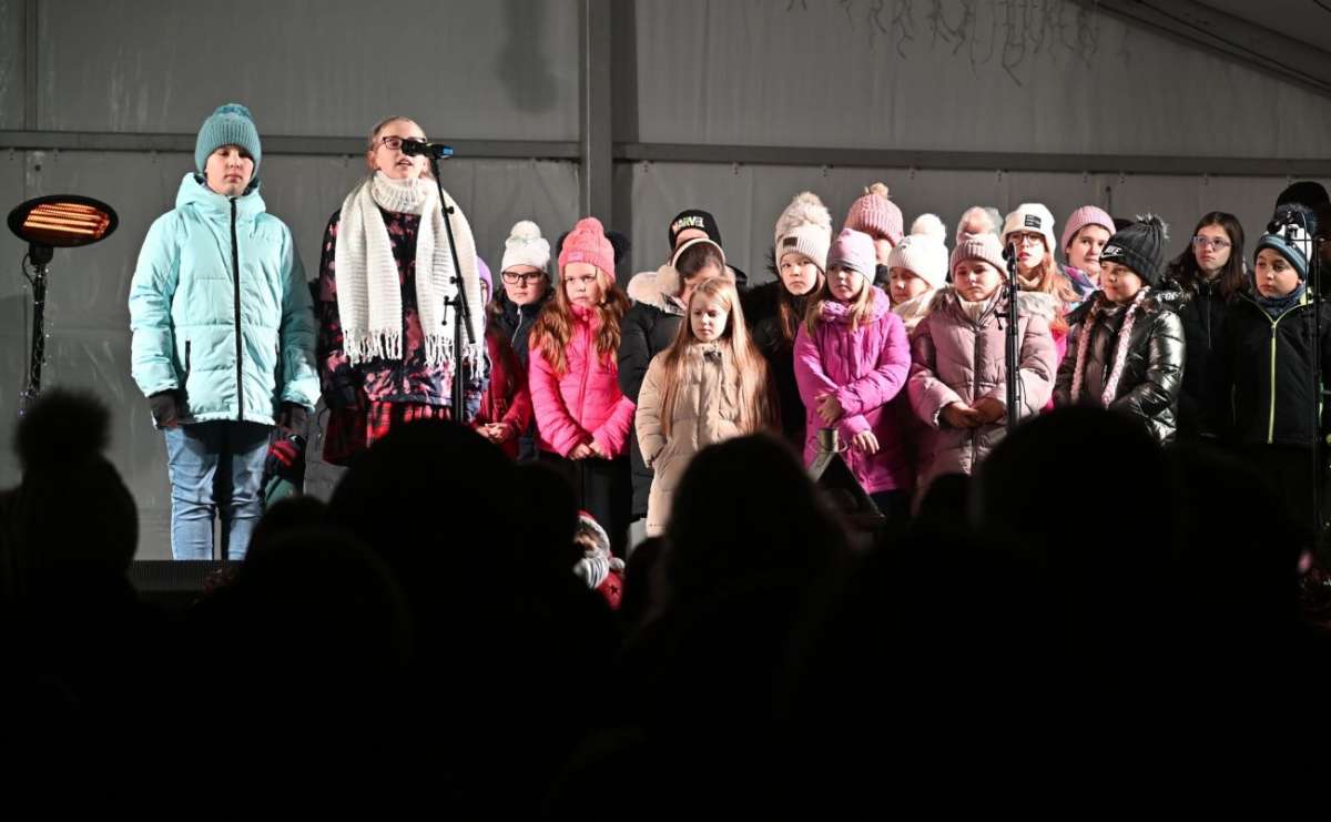 Fellobbant a negyedik adventi gyertyaláng