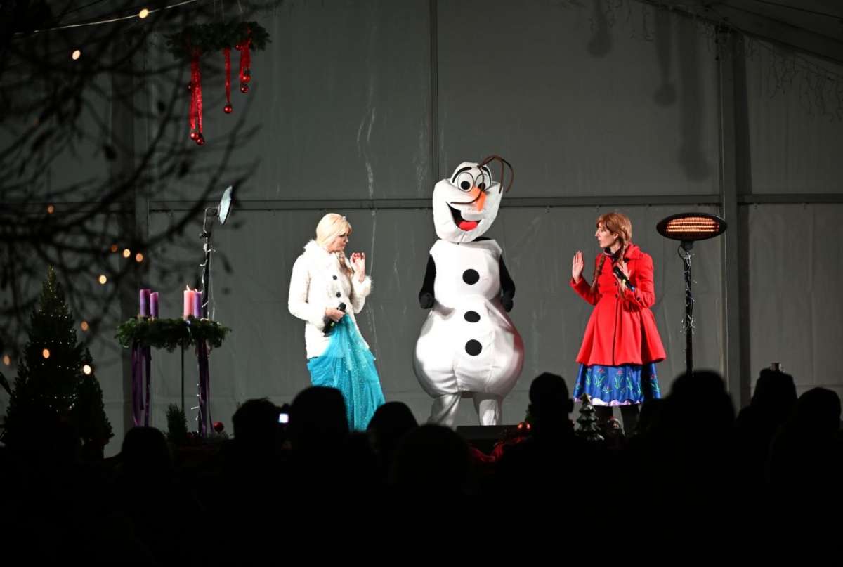 Fellobbant a negyedik adventi gyertyaláng