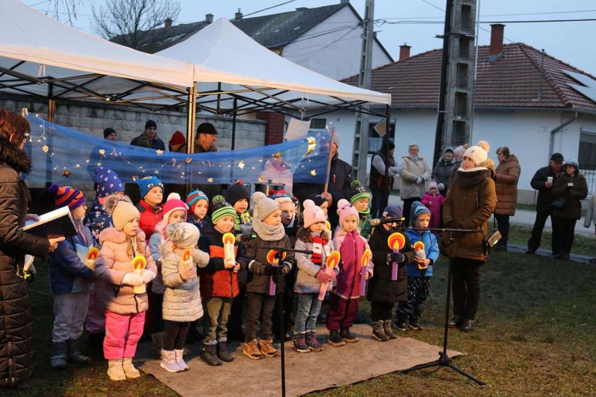 Fellobbant a negyedik adventi gyertyaláng