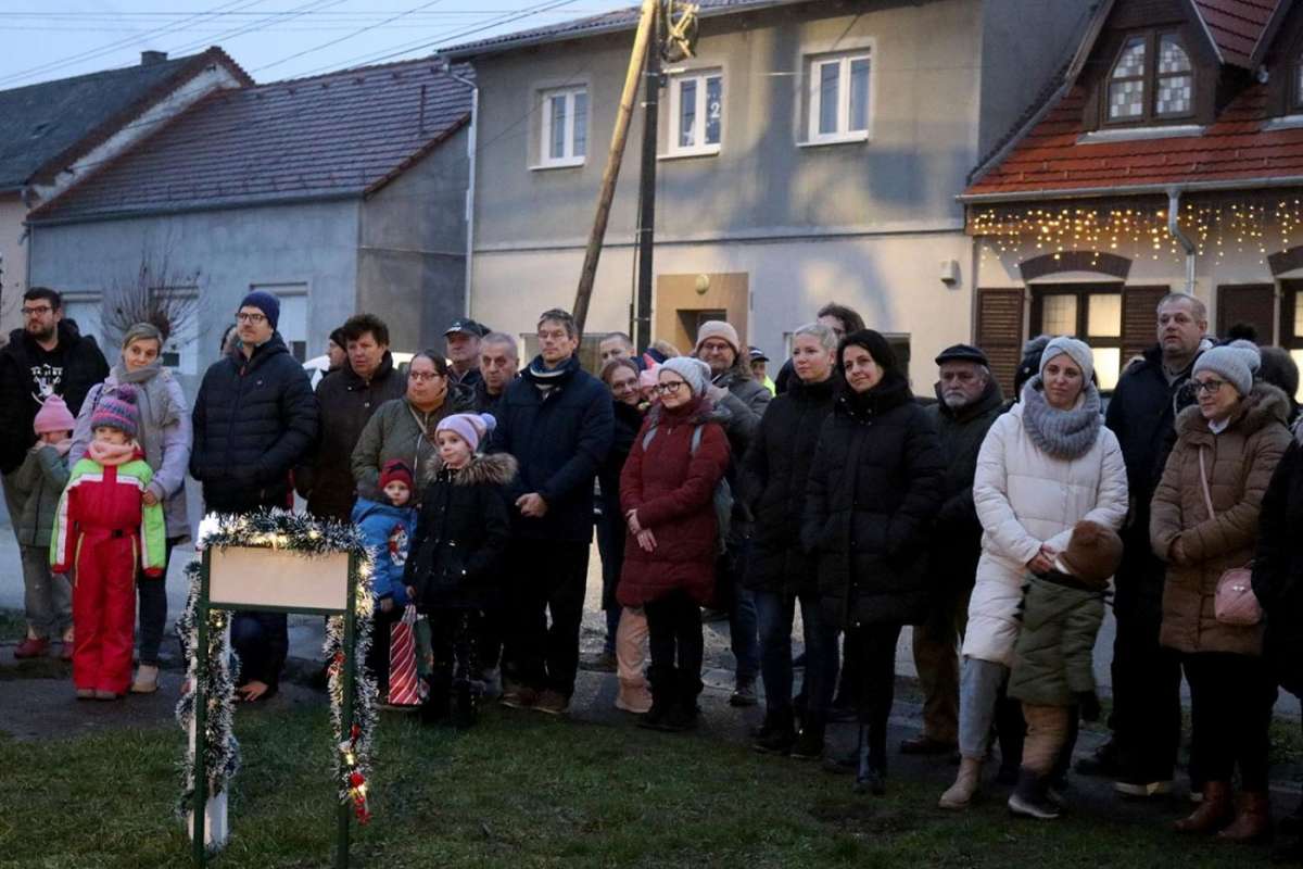 Fellobbant a negyedik adventi gyertyaláng