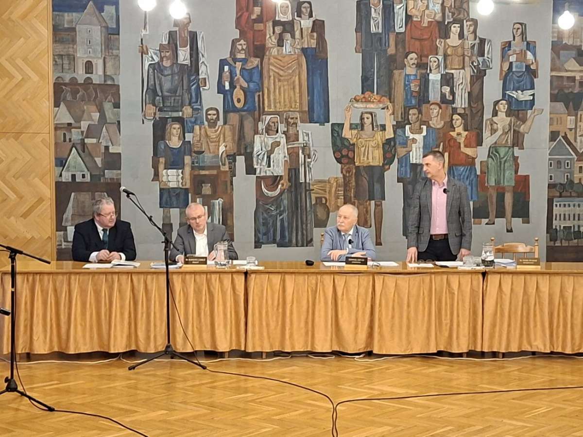 Beszámolók, pályázatok a testületi ülésen