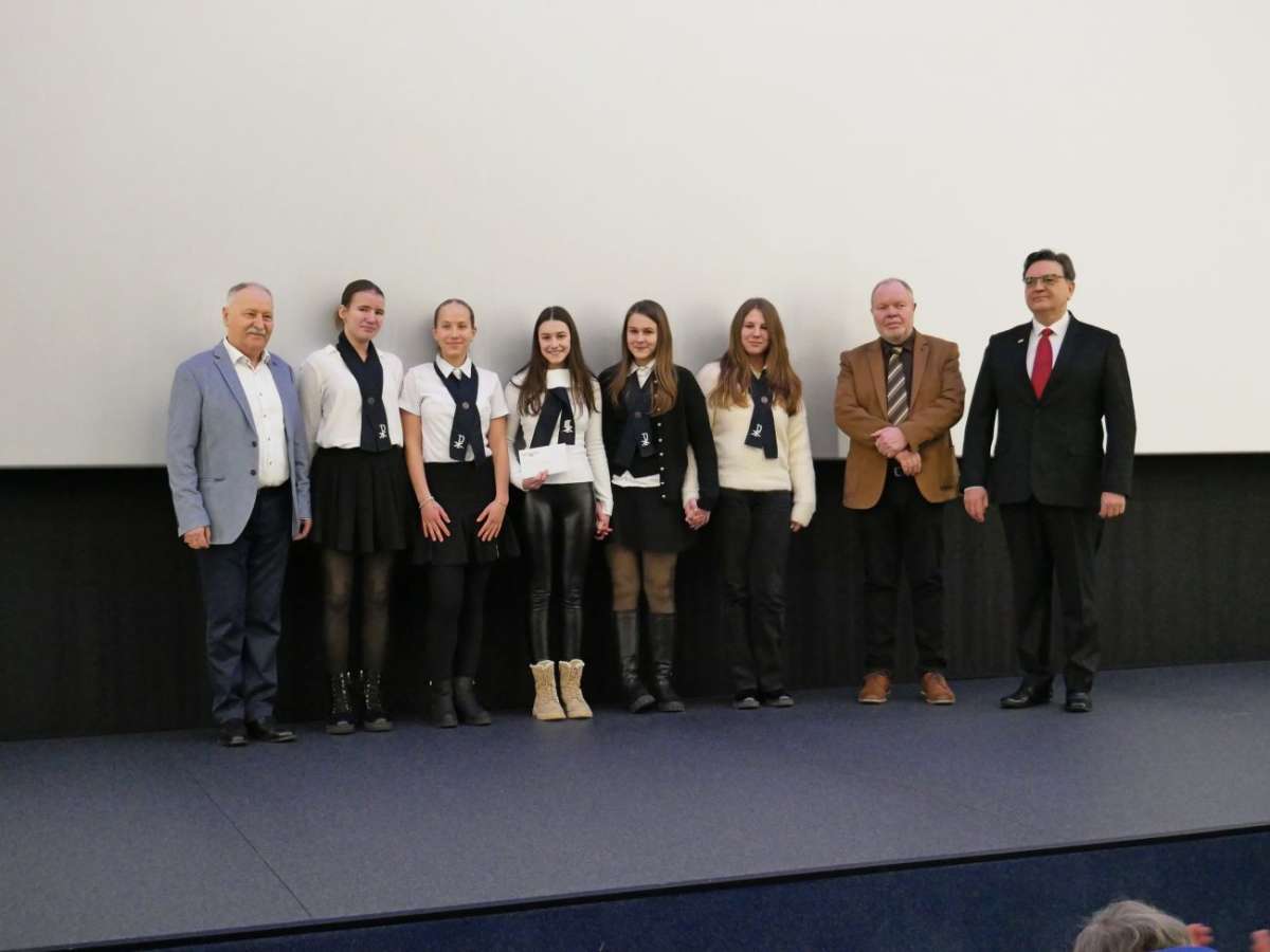 A kvízjáték győzteseinek Kondora István, Somogyváry Ákos és Dr. Szalai Ferenc gratulált