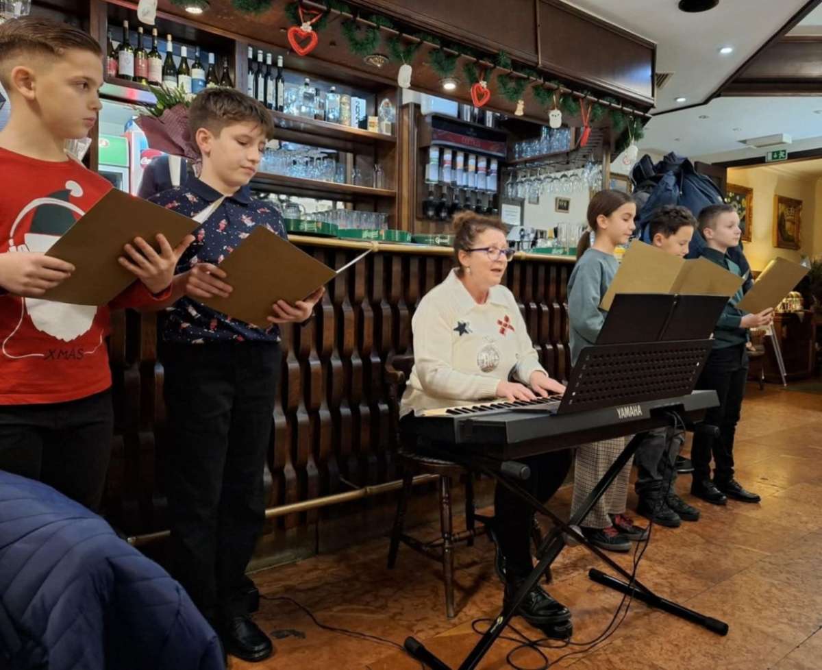 VÃ¶rÃ¶s Krisztina tanÃ¡rnÅ‘ Ã©s nÃ¡dasdys diÃ¡kok adtak Ã¼nnepi mÅ±sort