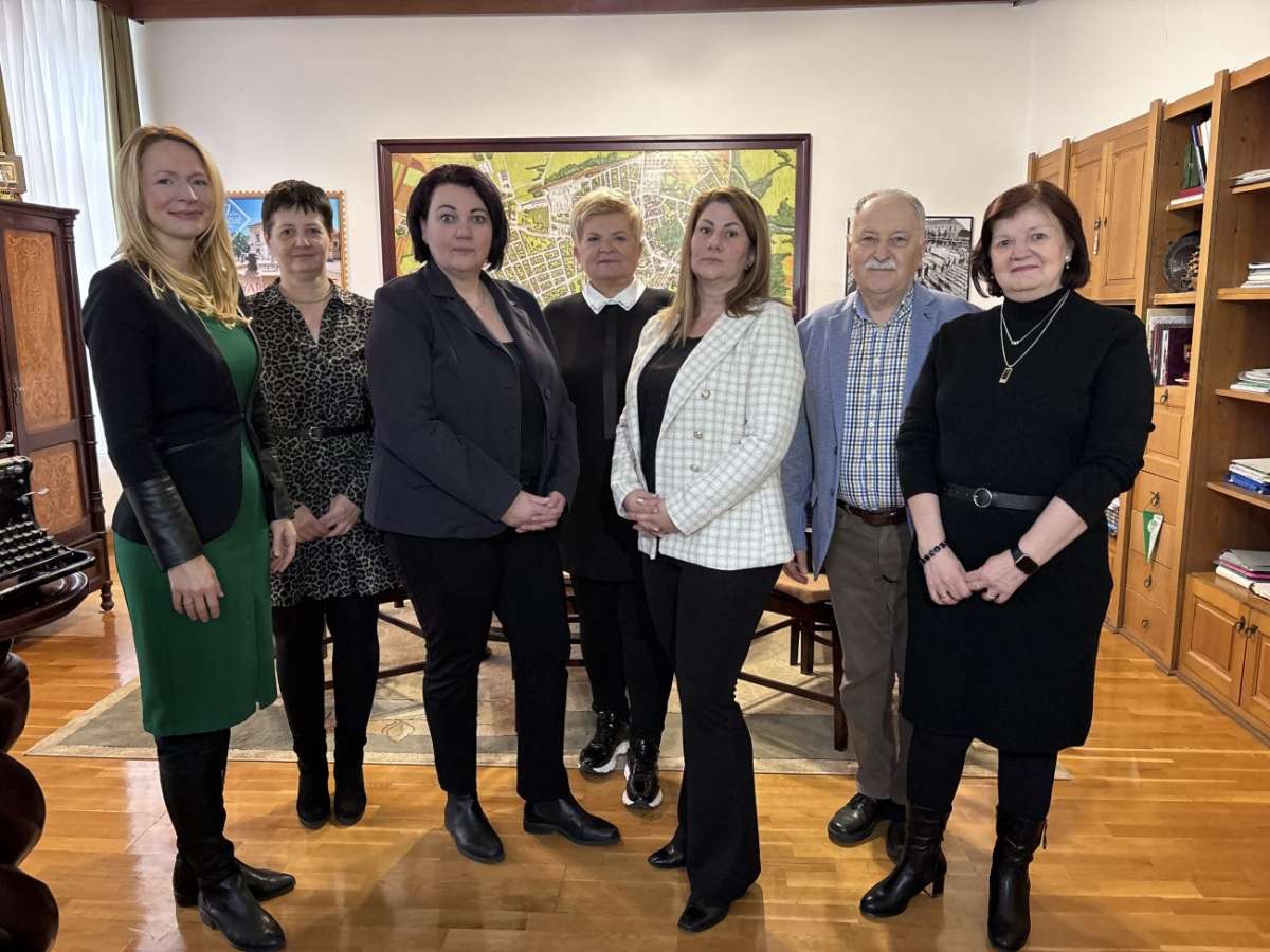 A választási bizottság tagjai és a választási iroda vezetői Kondora Istvánnal