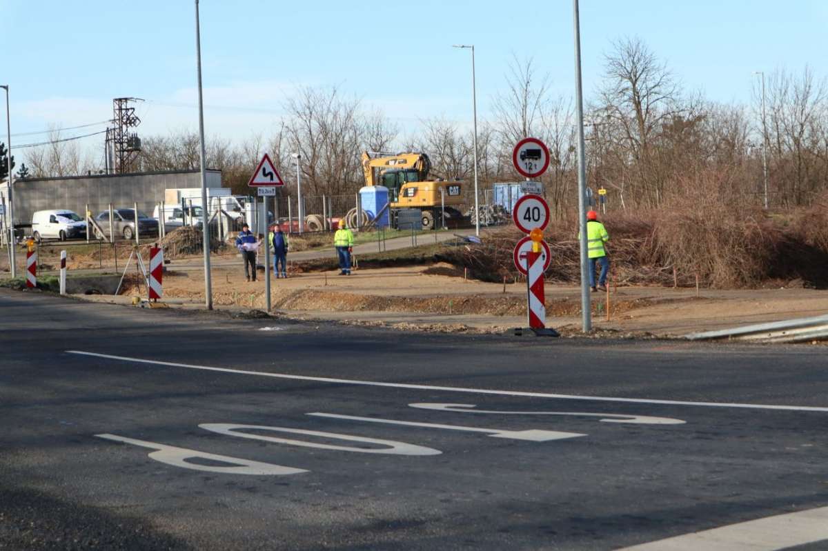Folytatódott a hegyközségi körforgalom építése