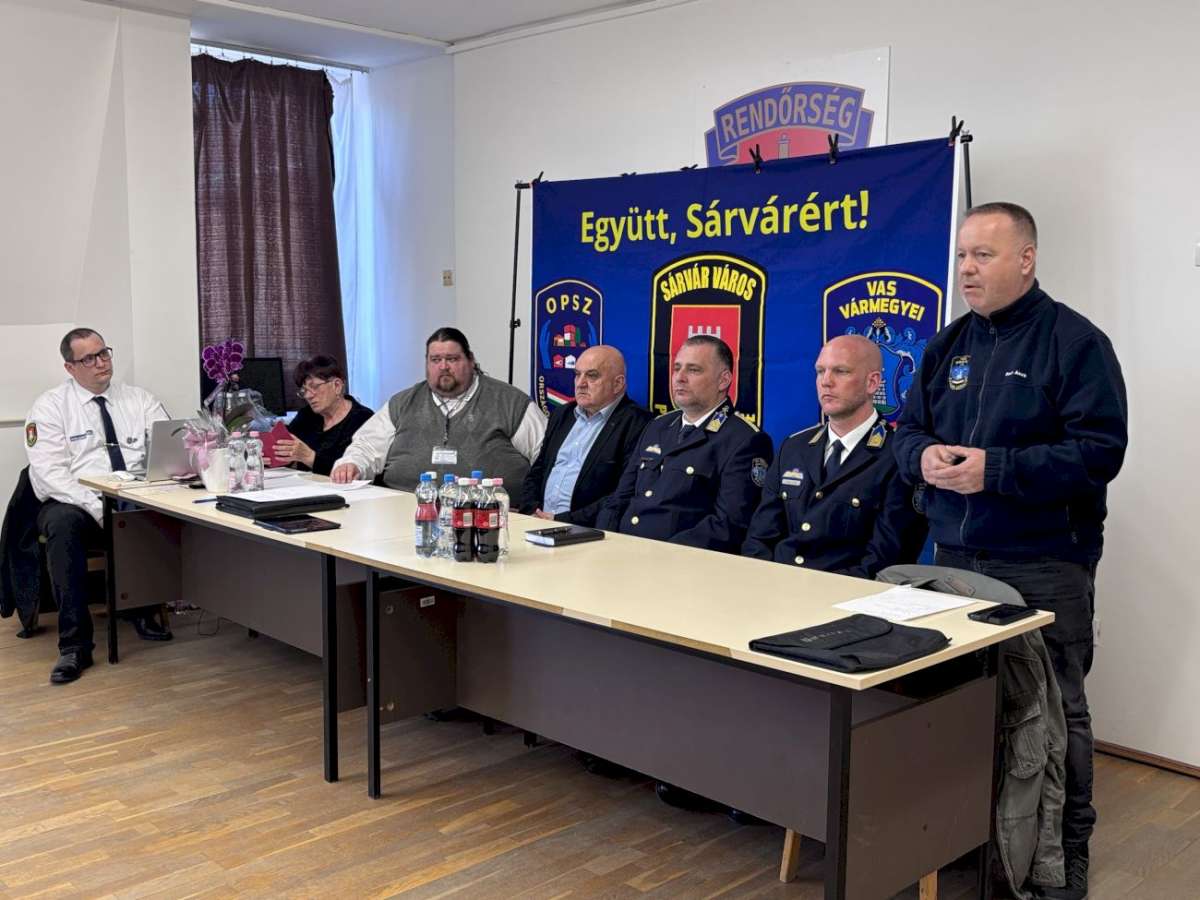 Bedi Ákos megyei elnök is köszöntötte a polgárőröket, bal szélen az új elnök Péntek Róbert ke