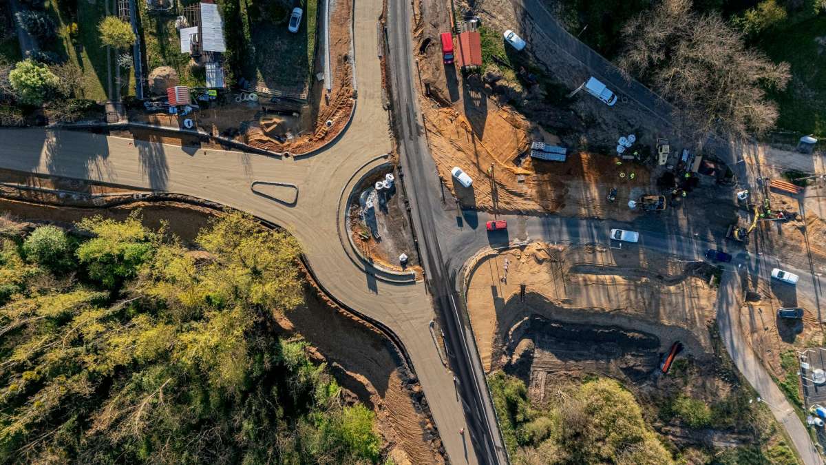 Látványos szakaszba ért a hegyközségi körforgalom építése