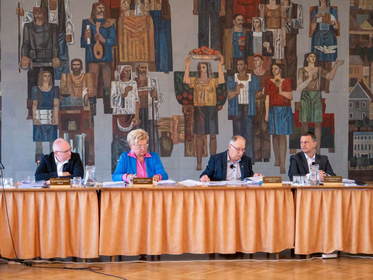 Képviselő-testületi ülés: Beszámolók és zárszámadás