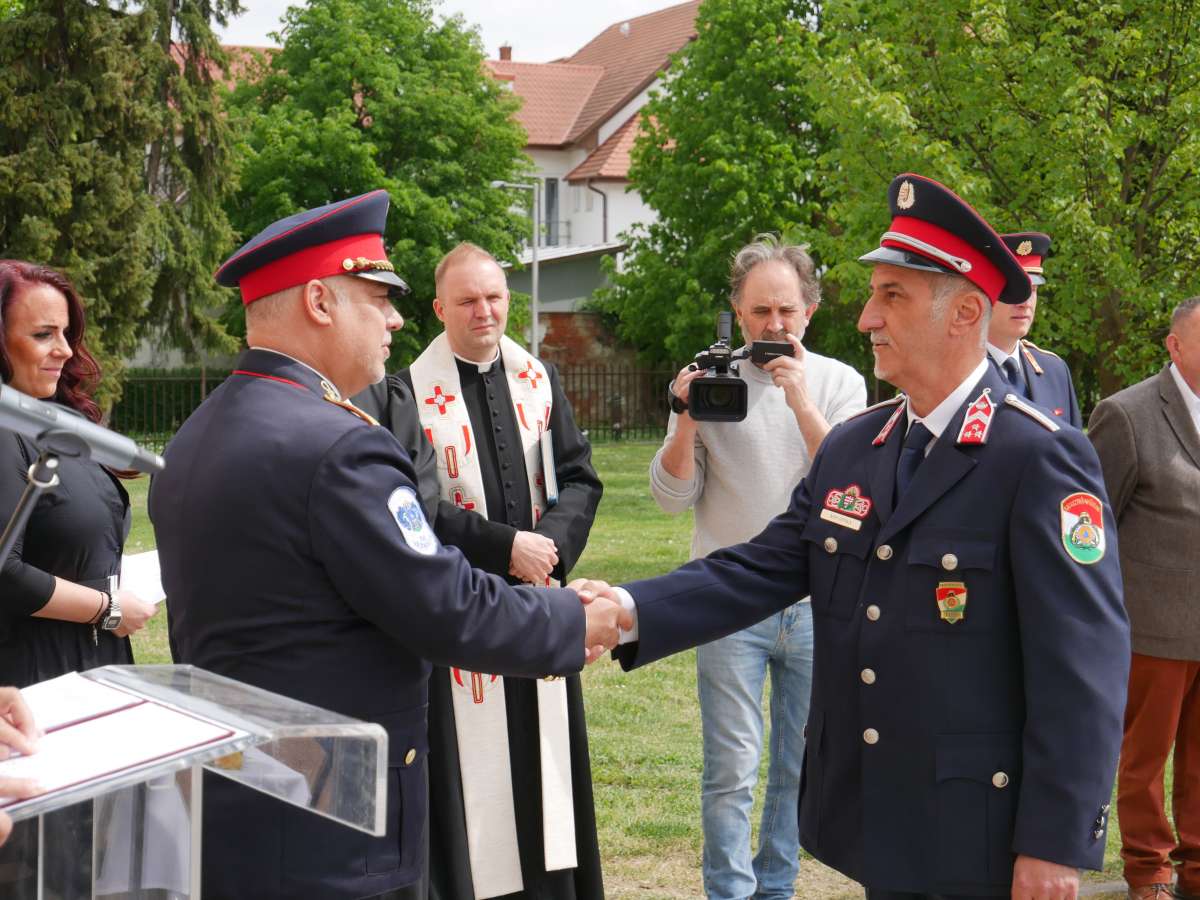 Új tűzoltóautó állt szolgálatba Sárváron