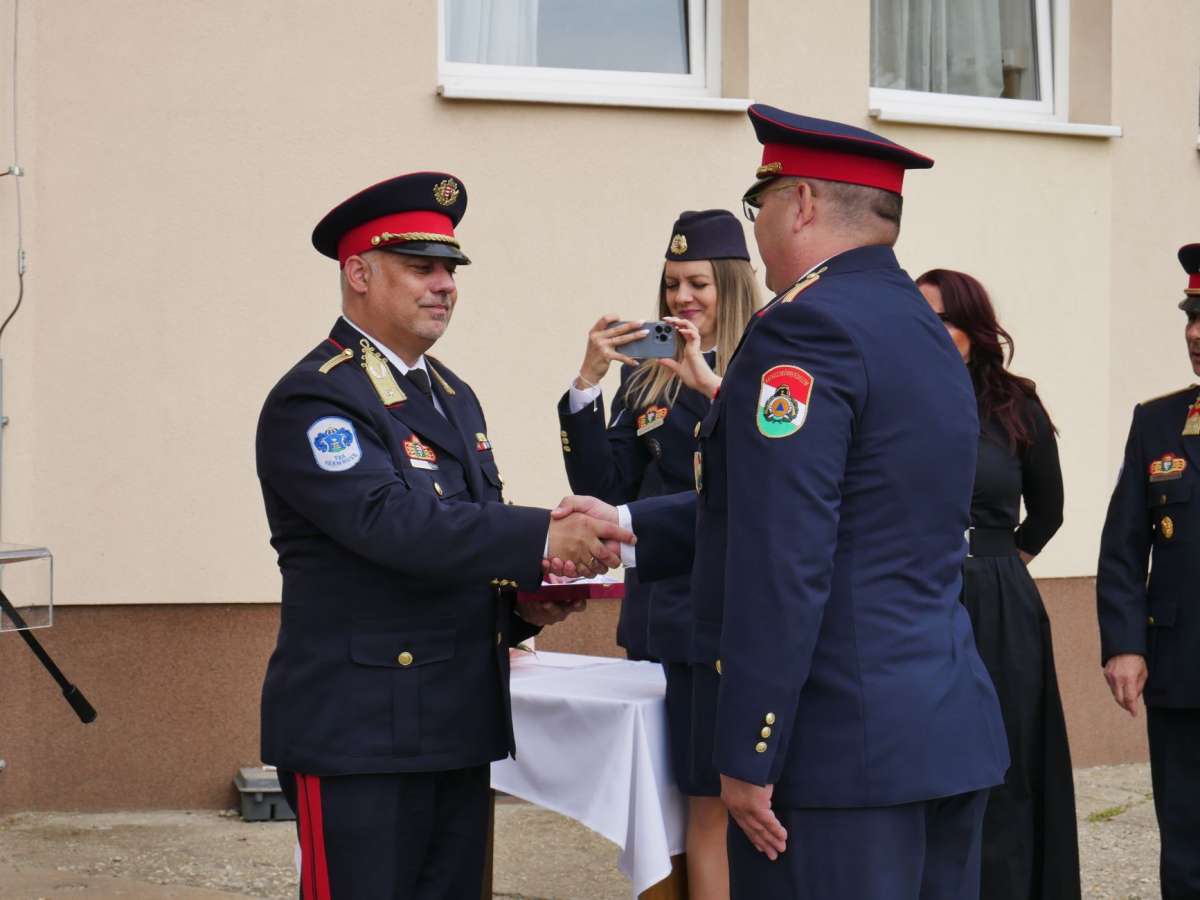 Új tűzoltóautó állt szolgálatba Sárváron