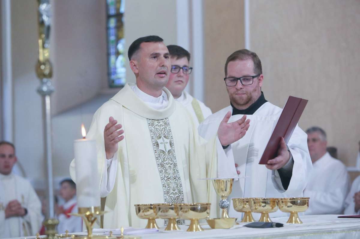 Megtartotta újmiséit Fábián András, Sárvár új káplánja