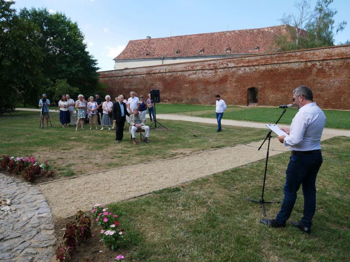 A holokauszt emlékmű felállításának 30 évfordulójára emlékeztek