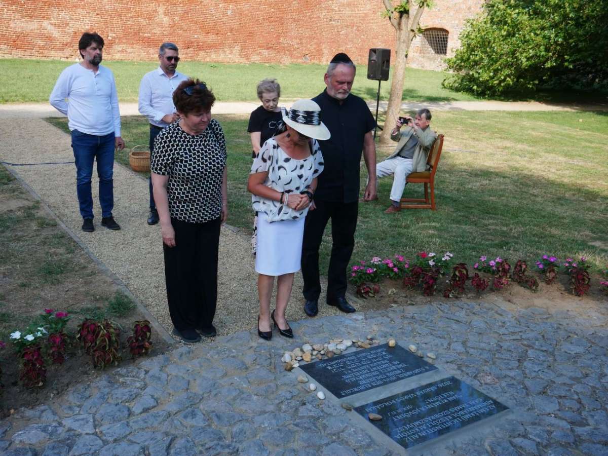A holokauszt emlékmű felállításának 30 évfordulójára emlékeztek