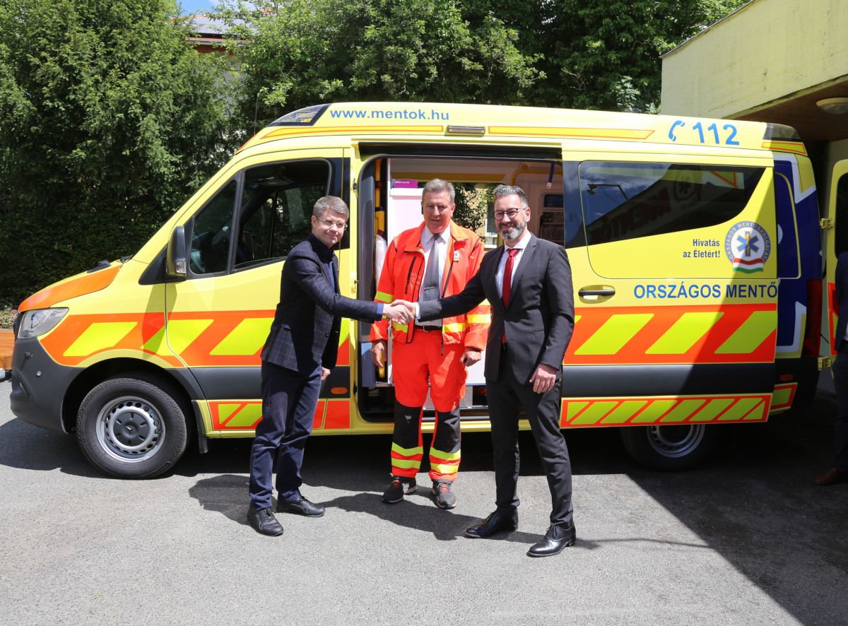 Új mentőautót kaptak a Sárvári Mentőállomás dolgozói