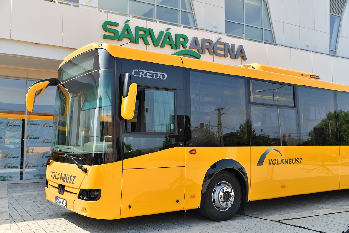 Újabb autóbuszokat adtak át Sárváron